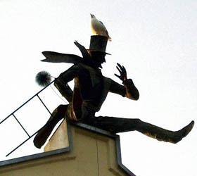 Памятник трубочисту на крыше